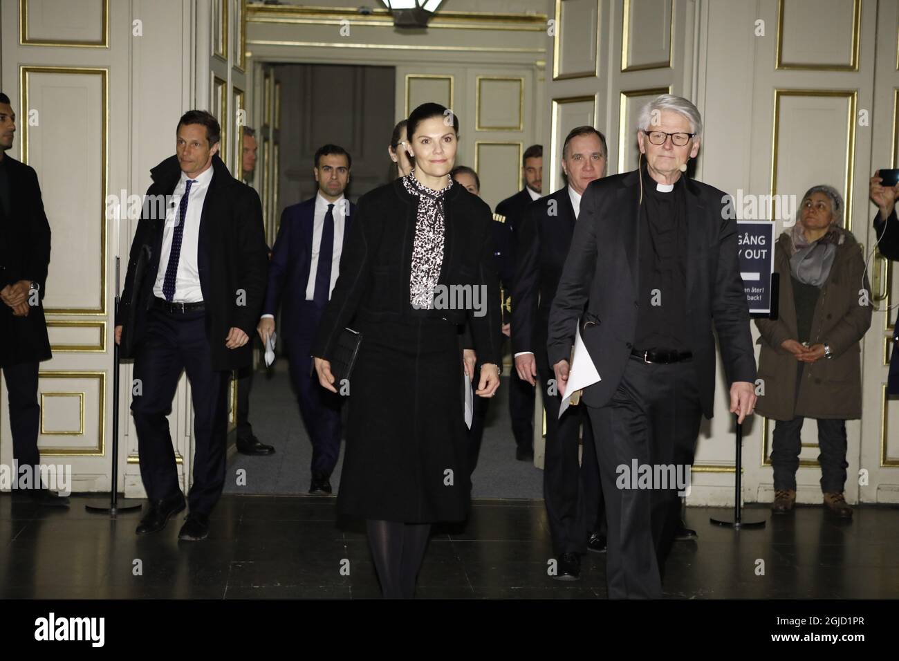 STOCCOLMA 20200115 Crown Princess Victoria arriva con Dean Hans Ulfvebrand a un servizio commemorativo per le vittime del volo PS752 della Ukrainian Airlines in Iran alla Grande Cattedrale di Stoccolma, Svezia 15 gennaio 2020. Foto: Christine Olsson / TT / kod 10430 Foto Stock