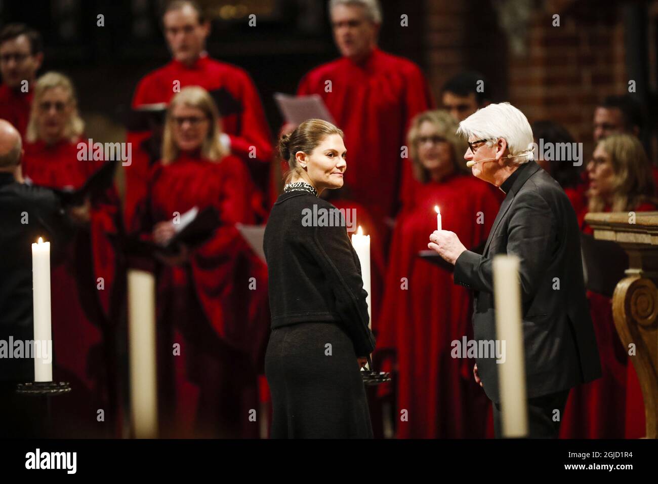 STOCCOLMA 20200115 Crown Princess Victoria and Dean Hans Ulfvebrand candele di luce in un servizio commemorativo per le vittime del volo ucraino della PS752 in Iran presso la Grande Cattedrale di Stoccolma, Svezia 15 gennaio 2020. Foto: Christine Olsson / TT / kod 10430 Foto Stock