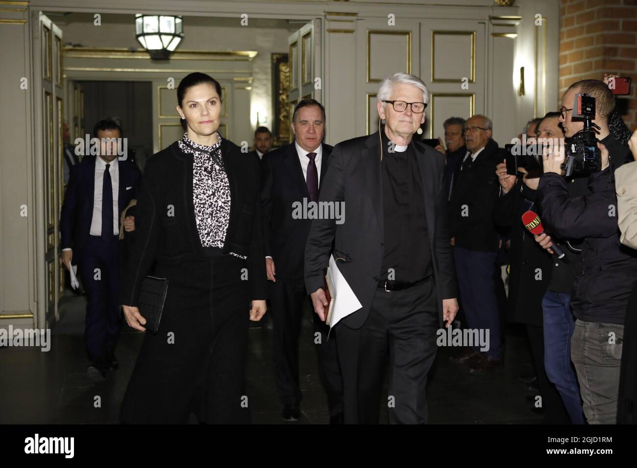 STOCCOLMA 20200115 Crown Princess Victoria arriva con Dean Hans Ulfvebrand a un servizio commemorativo per le vittime del volo PS752 della Ukrainian Airlines in Iran alla Grande Cattedrale di Stoccolma, Svezia 15 gennaio 2020. Foto: Christine Olsson / TT / kod 10430 Foto Stock