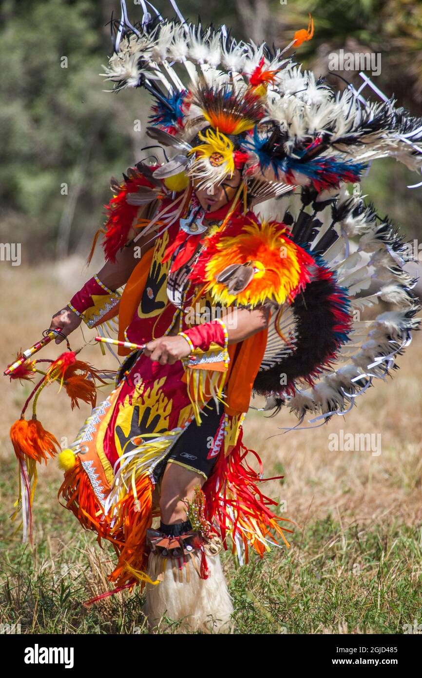 Colori brillanti e piume definiscono questa danza cerimoniale dei nativi americani. (Solo per uso editoriale) Foto Stock