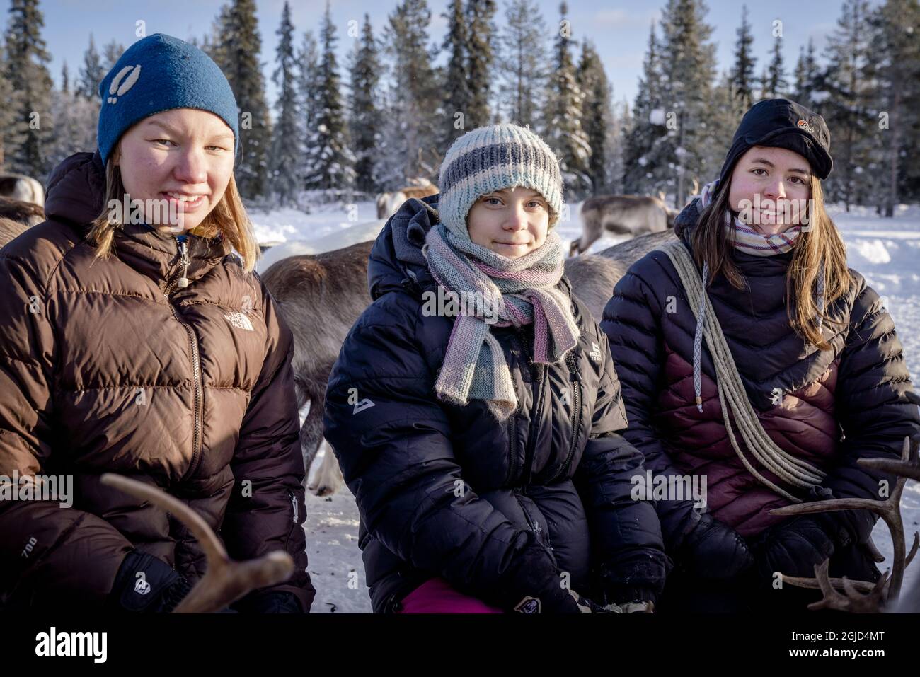 PORJUS 20200205 l'attivista svedese per il clima Greta Thunberg (L) e le donne locali lapp Sanna Vannar e Julia Rensberg, visitano un sito di protezione delle renne a Projus, nel nord della Svezia, il 05 febbraio 2020. Foto: Carl-Johan Utsi / TT / code 11733 *** BETALBILD *** Foto Stock