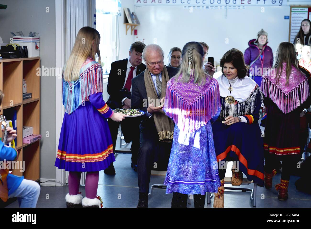 Re Carl Gustaf e Regina Silvia durante la visita alla stessa scuola di Jokkmokk, Svezia, giovedì 6 febbraio 2020, nella stessa Giornata Nazionale. Foto: Naina Helen Jama / TT Kod 11880 Foto Stock
