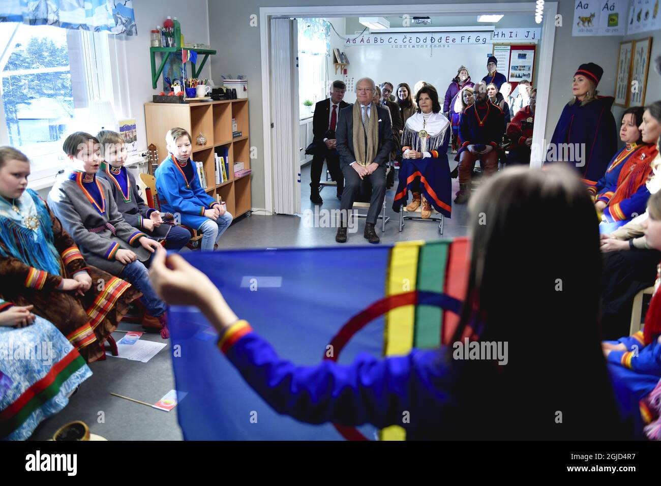 Re Carl Gustaf e Regina Silvia durante la visita alla stessa scuola di Jokkmokk, Svezia, giovedì 6 febbraio 2020, nella stessa Giornata Nazionale. Foto: Naina Helen Jama / TT Kod 11880 Foto Stock
