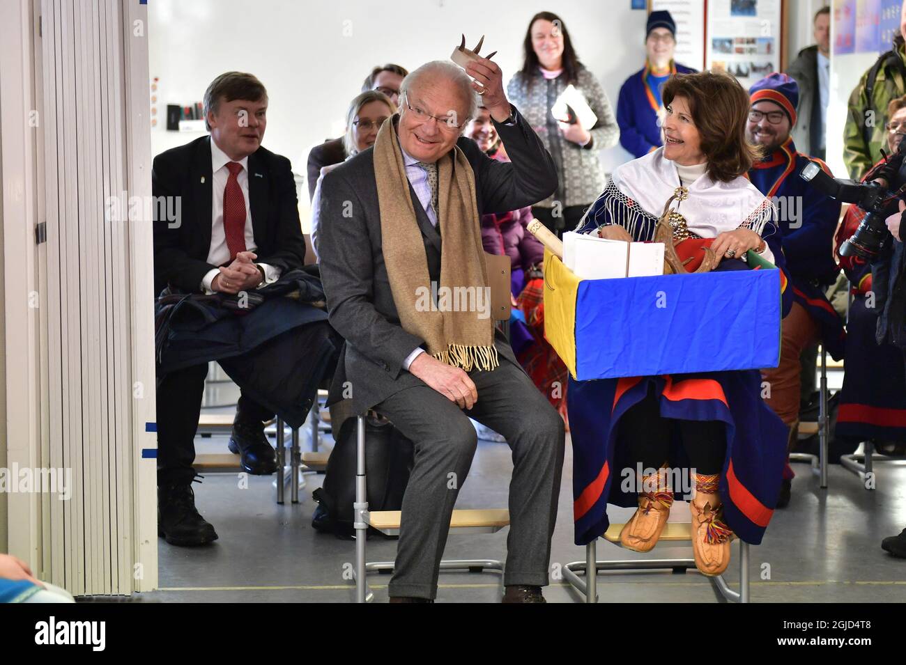 Re Carl Gustaf e Regina Silvia durante la visita alla stessa scuola di Jokkmokk, Svezia, giovedì 6 febbraio 2020, nella stessa Giornata Nazionale. Foto: Naina Helen Jama / TT Kod 11880 Foto Stock