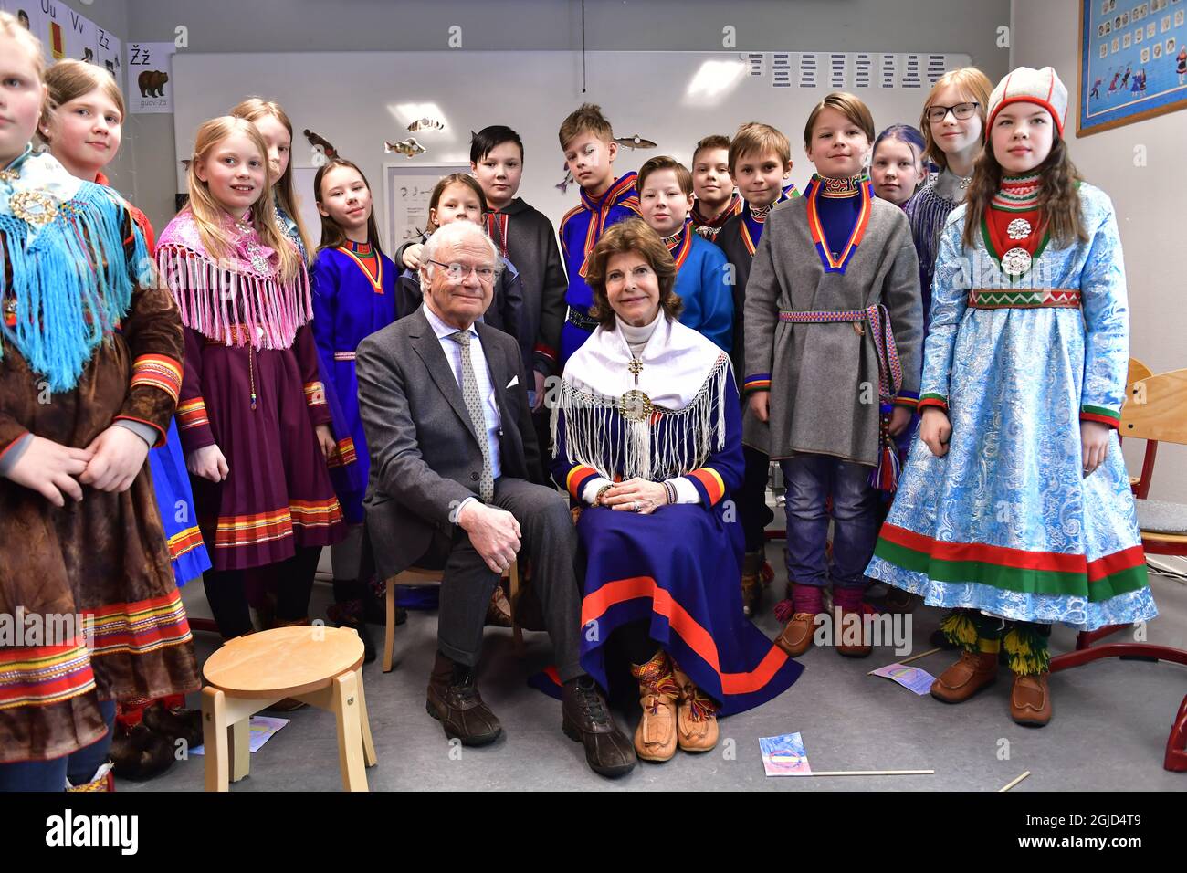 Re Carl Gustaf e Regina Silvia durante la visita alla stessa scuola di Jokkmokk, Svezia, giovedì 6 febbraio 2020, nella stessa Giornata Nazionale. Foto: Naina Helen Jama / TT Kod 11880 Foto Stock
