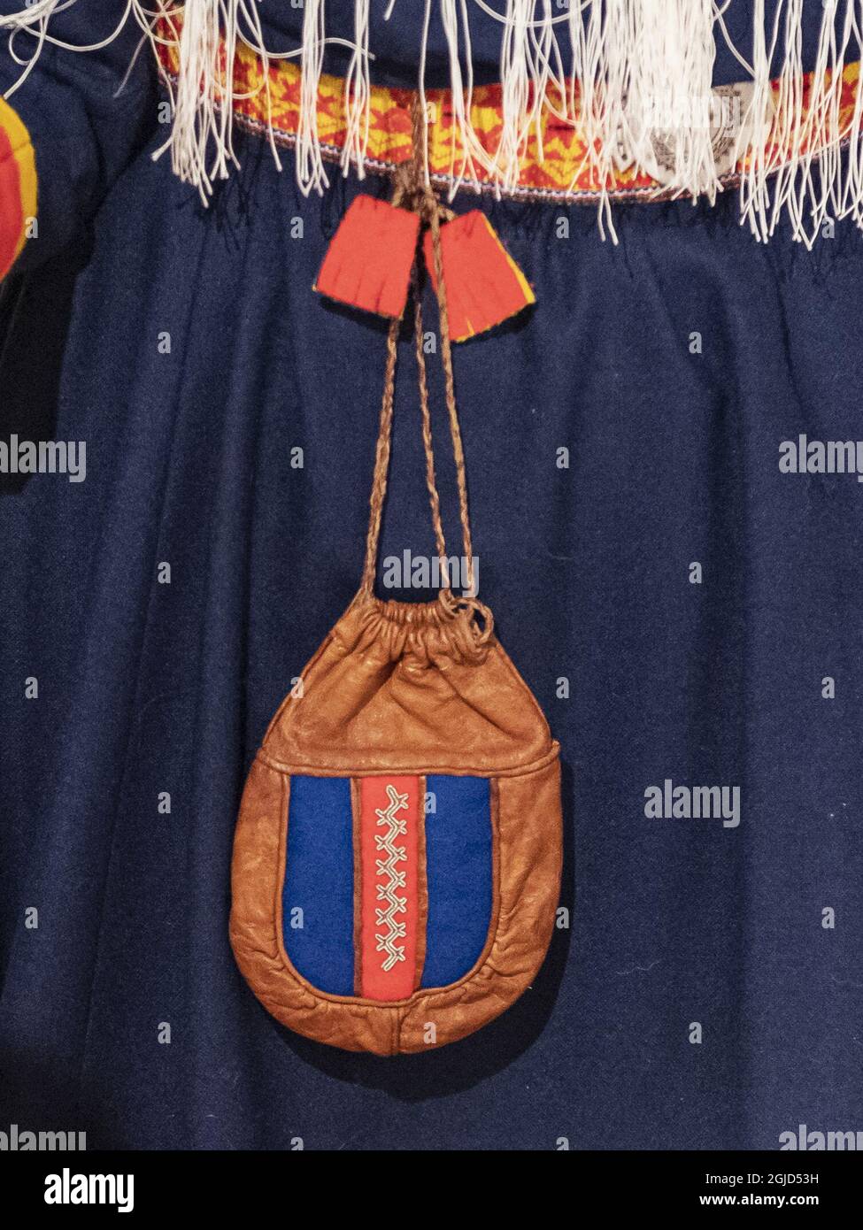 La regina Silvia ha una tradizionale borsa sami durante la sua visita a Jokkmokk, nel nord della Svezia, giovedì 6 febbraio 2020, nella Giornata Nazionale Sami. Foto: Naina Helen Jama / TT Kod 11880 Foto Stock