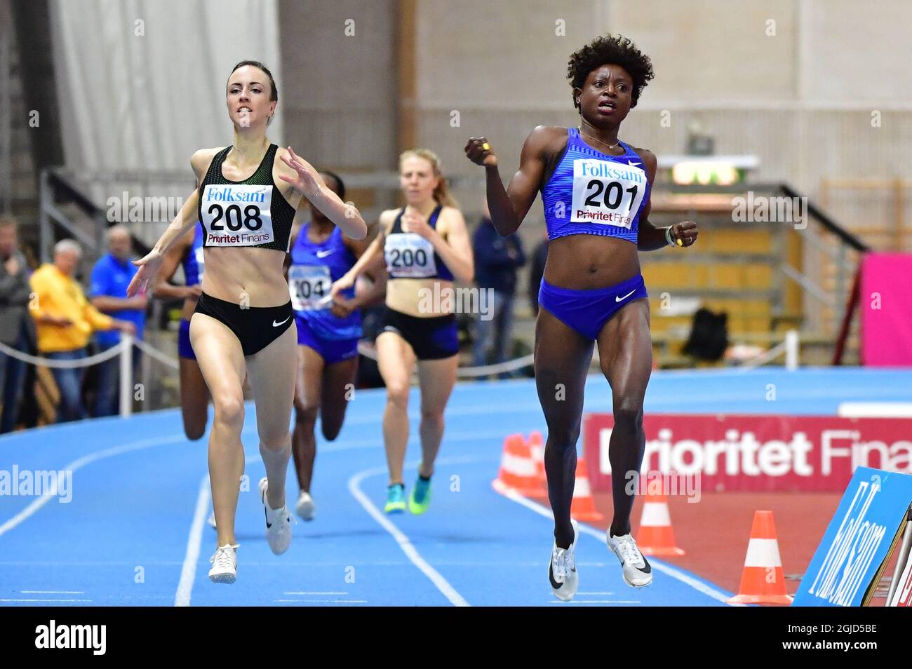 Diana Mezulianikova della Repubblica Ceca e Noelie Yarigo del Benin durante la gara femminile di 800 m al Gran Premio di atletica a Stoccolma il 11 febbraio 2020. Foto: Jonas Ekstromer / TT Kod 10030 Foto Stock