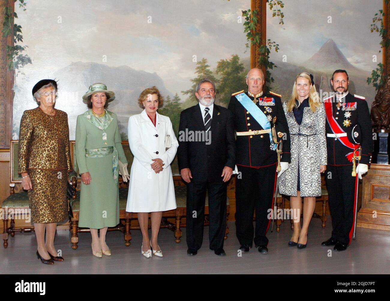 Il re norvegese Harald ha accolto giovedì il presidente brasiliano Luiz InÃ¡cio Lula da Silva. Il presidente brasiliano e sua moglie sono in visita ufficiale di due giorni in Norvegia. Da sinistra: Principessa Astrid, Signora ferner, Regina Sonja, Marisa LetÃ­cia Lula da Silva, Presidente da Silva, Re Harald, Principessa della Corona Mette-Marit e Principe della Corona Haakon. Foto Stock