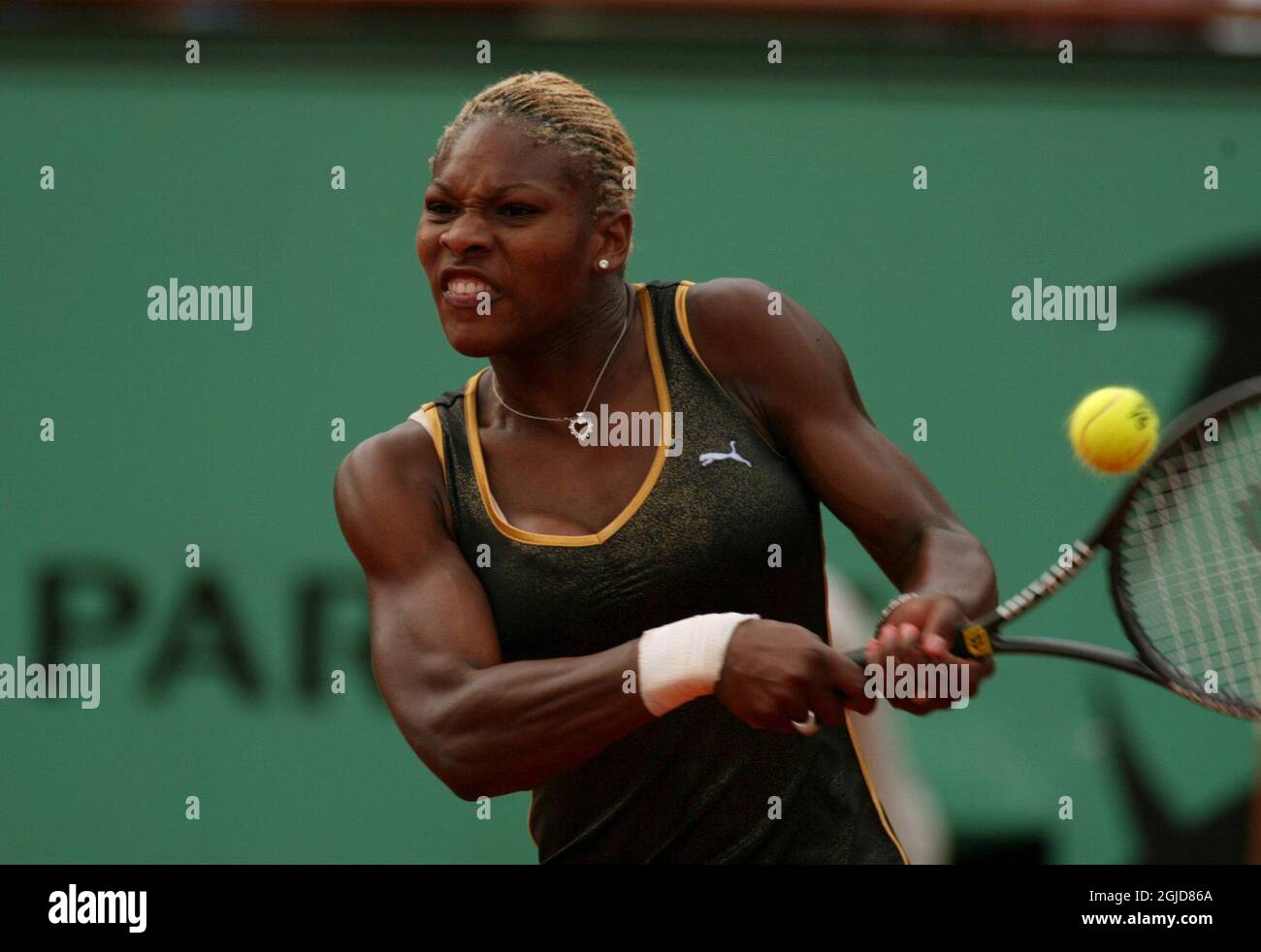 Serena Williams degli Stati Uniti in azione contro la sorella Venus sulla strada per vincere la partita finale dei campionati francesi di tennis open allo stadio Roland Garros Foto Stock