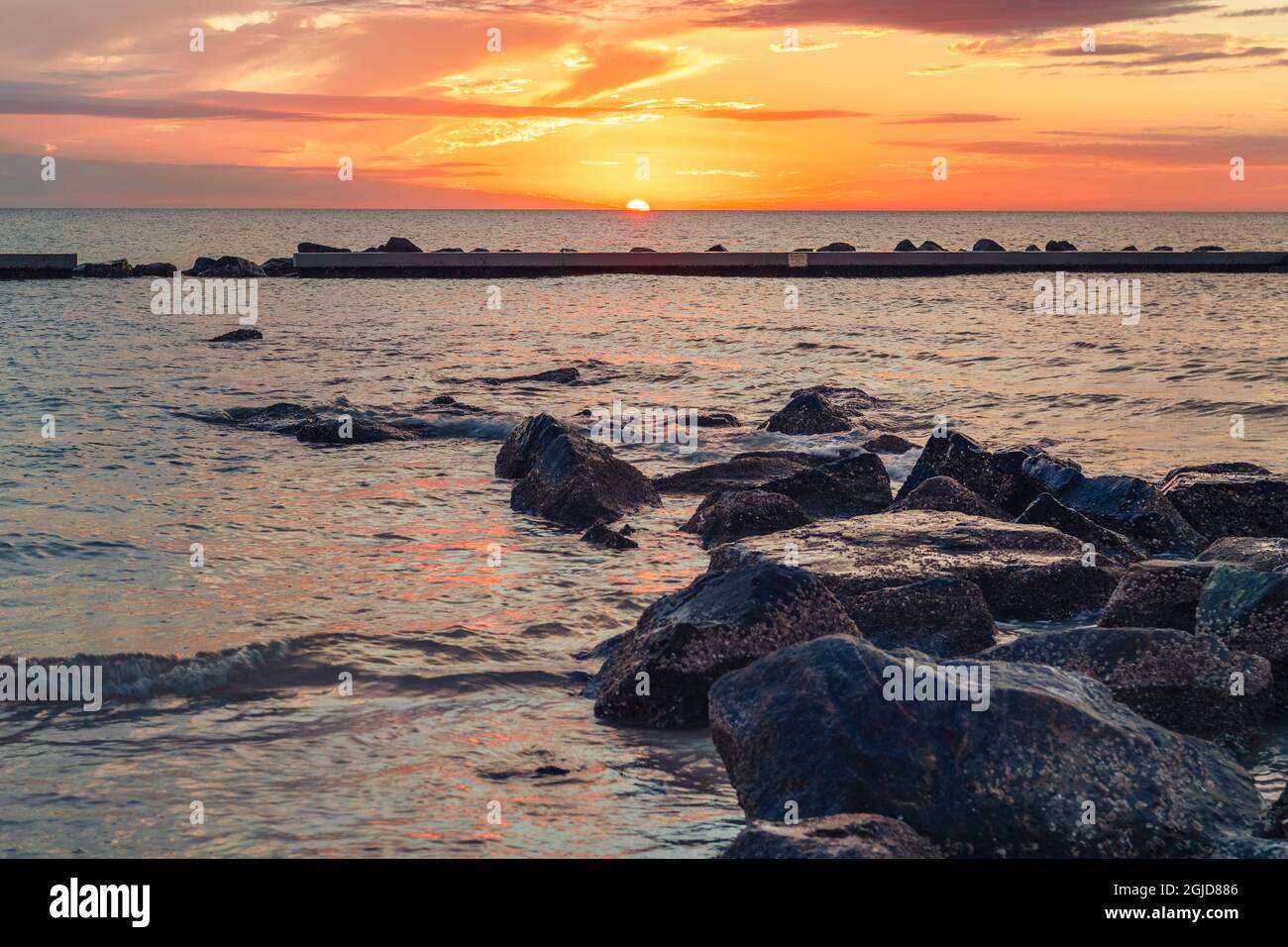 Il sole del tramonto nel Golfo del Messico da Honeymoon Island, Florida Foto Stock