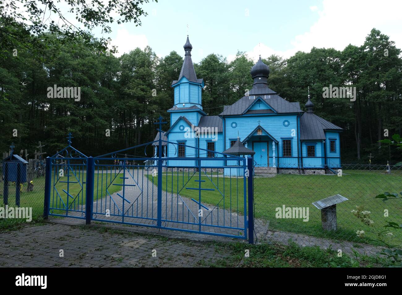 Koterka, Polonia - 12 luglio 2021: Chiesa blu ortodossa. Icone della Madre di Dio di tutta la gioia afflitta. Estate giorno di sole Foto Stock