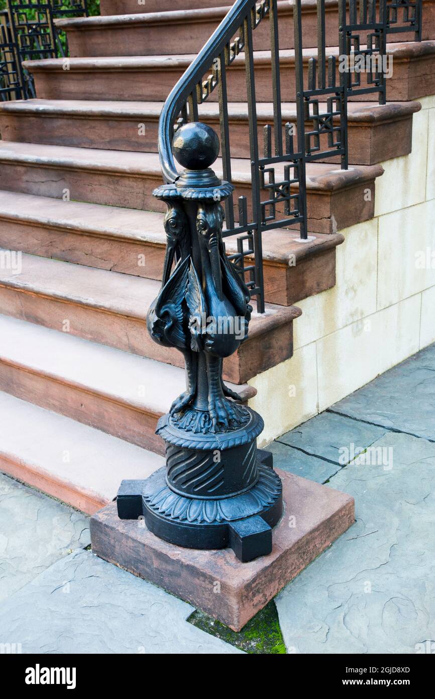 USA, Georgia, Savannah. Newel posto di un pellicano nel distretto storico. Foto Stock