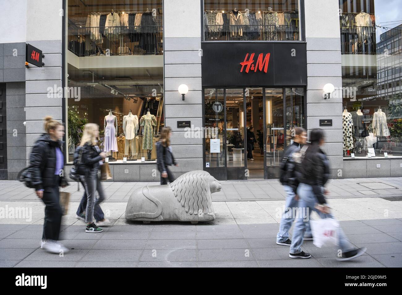 Gli acquirenti passano un negozio H&M (H & M Hennes & Mauritz AB) nel centro di Stoccolma il 02 aprile 2020. Il rivenditore svedese H&M ha dichiarato giovedì che l'azienda ha iniziato il dialogo con decine di migliaia di dipendenti sulla riduzione dell'orario di lavoro a causa dell'effetto pandemico del coronavirus (Covid-19) sul mercato. Foto: Fredrik Sandberg / TT / code 10080 *** SWEDEN OUT *** Foto Stock