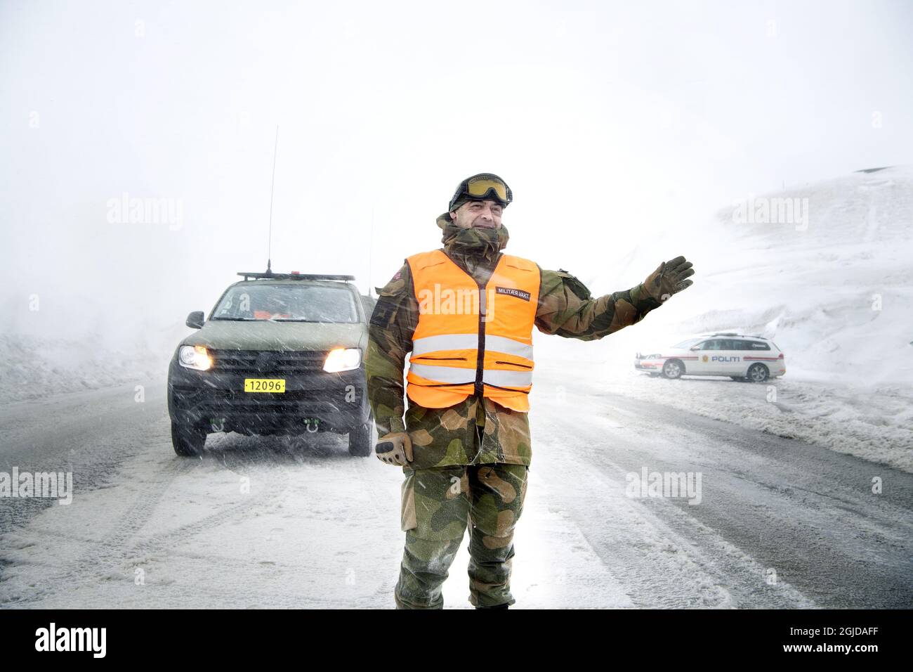 La Guardia domestica norvegese e la polizia ad un posto di controllo di frontiera tra Norvegia e Svezia. I confini della Norvegia sono ormai chiusi da quasi cinque settimane. Ai norvegesi è consentito solo un viaggio di un giorno in Svezia, altrimenti si applica la regola della quarantena di 14 giorni. Gli svedesi sono ammessi se hanno un permesso di soggiorno o qualche altro permesso speciale. Foto: ODD Raymond Nerkvern, 49, Norwegian Home Guard. Foto: Jerker Ivarsson / Aftonbladet / TT code 2512 Foto Stock