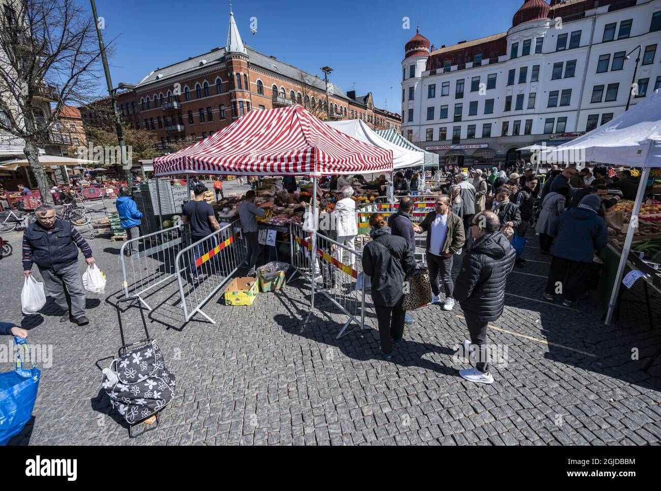 La città di Malmoe ha posto recinzioni e informazioni per ridurre la congestione presso gli stand, a causa della pandemia del coronavirus, a Mallevangstorget a Malmoe. Sul quadrato è presente anche una guardia di sicurezza. Il sabato 25 aprile 2020 a Malmoe Svezia Foto: Johan Nilsson / TT / Kod 50090 Foto Stock