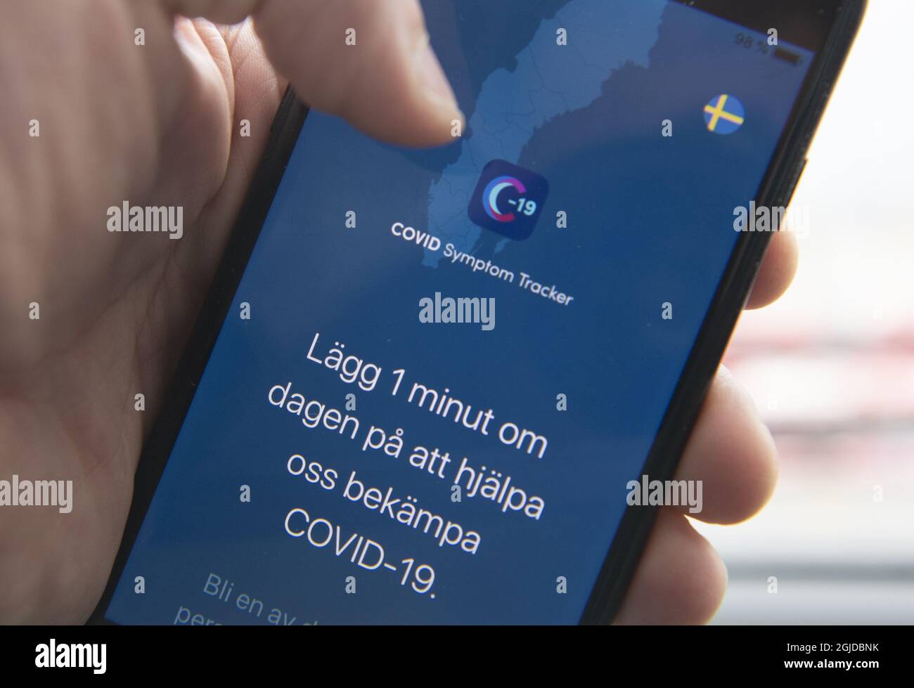 Un uomo usa una versione svedese dell'app Covid Symptom Tracker sul suo smartphone a Stoccolma, Svezia, il 29 aprile 2020. L'università di Lund ha sviluppato l'app per fornire informazioni sulla diffusione della malattia di coronavirus Covid-19 in Svezia. Foto: Fredrik Sandberg / TT / code 10080 *** SWEDEN OUT *** Foto Stock Un uomo usa una versione svedese dell'app Covid Symptom Tracker sul suo smartphone a Stoccolma, Svezia, il 29 aprile 2020. L'università di Lund ha sviluppato l'app per fornire informazioni sulla diffusione della malattia di coronavirus Covid-19 in Svezia. Foto: Fredrik Sandberg / TT / code 10080 *** SWEDEN OUT *** Foto Stock