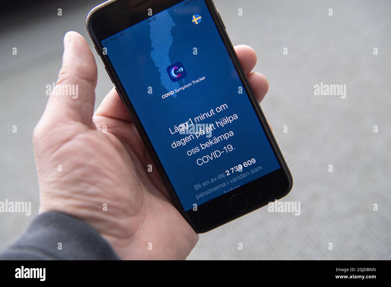 Un uomo usa una versione svedese dell'app Covid Symptom Tracker sul suo smartphone a Stoccolma, Svezia, il 29 aprile 2020. L'università di Lund ha sviluppato l'app per fornire informazioni sulla diffusione della malattia di coronavirus Covid-19 in Svezia. Foto: Fredrik Sandberg / TT / code 10080 *** SWEDEN OUT *** Foto Stock Un uomo usa una versione svedese dell'app Covid Symptom Tracker sul suo smartphone a Stoccolma, Svezia, il 29 aprile 2020. L'università di Lund ha sviluppato l'app per fornire informazioni sulla diffusione della malattia di coronavirus Covid-19 in Svezia. Foto: Fredrik Sandberg / TT / code 10080 *** SWEDEN OUT *** Foto Stock
