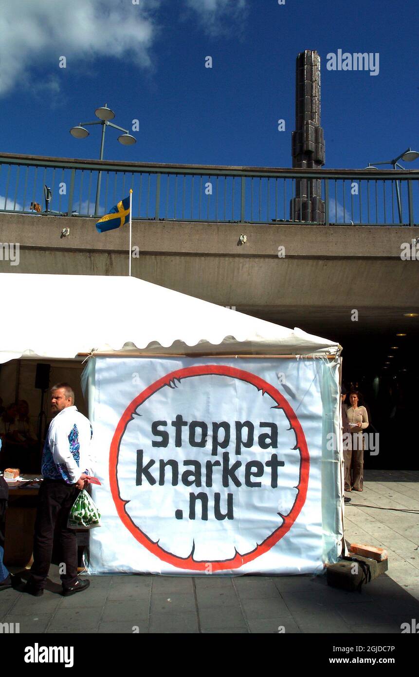 Una tenda è posta a Sergels Torg nel centro di Stoccolma durante un camppain per 'Stop the drugs now'. Varie organizzazioni discuteranno su come combattere la criminalità legata alla droga Foto Stock