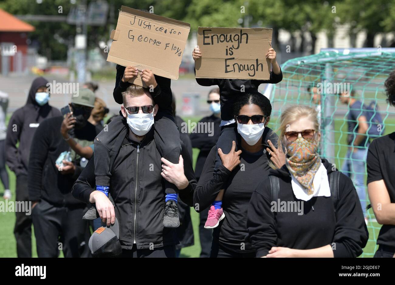 Dimostrazione di Black Lives Matter a Goteborg, Goteborg 2020-06-07 (c) Tommy Holl / TT Code 2391 più di 2000 persone si sono radunate a Heden per discorsi e dimostrazioni. Dopo 20 minuti, la manifestazione è stata sciolta dalla polizia, a causa del gran numero di partecipanti. Dopo che gli organizzatori hanno chiesto ai manifestanti di lasciare Heden, hanno continuato a muoversi in un lungo treno dimostrativo attraverso il centro di Gothenburg. Foto Stock