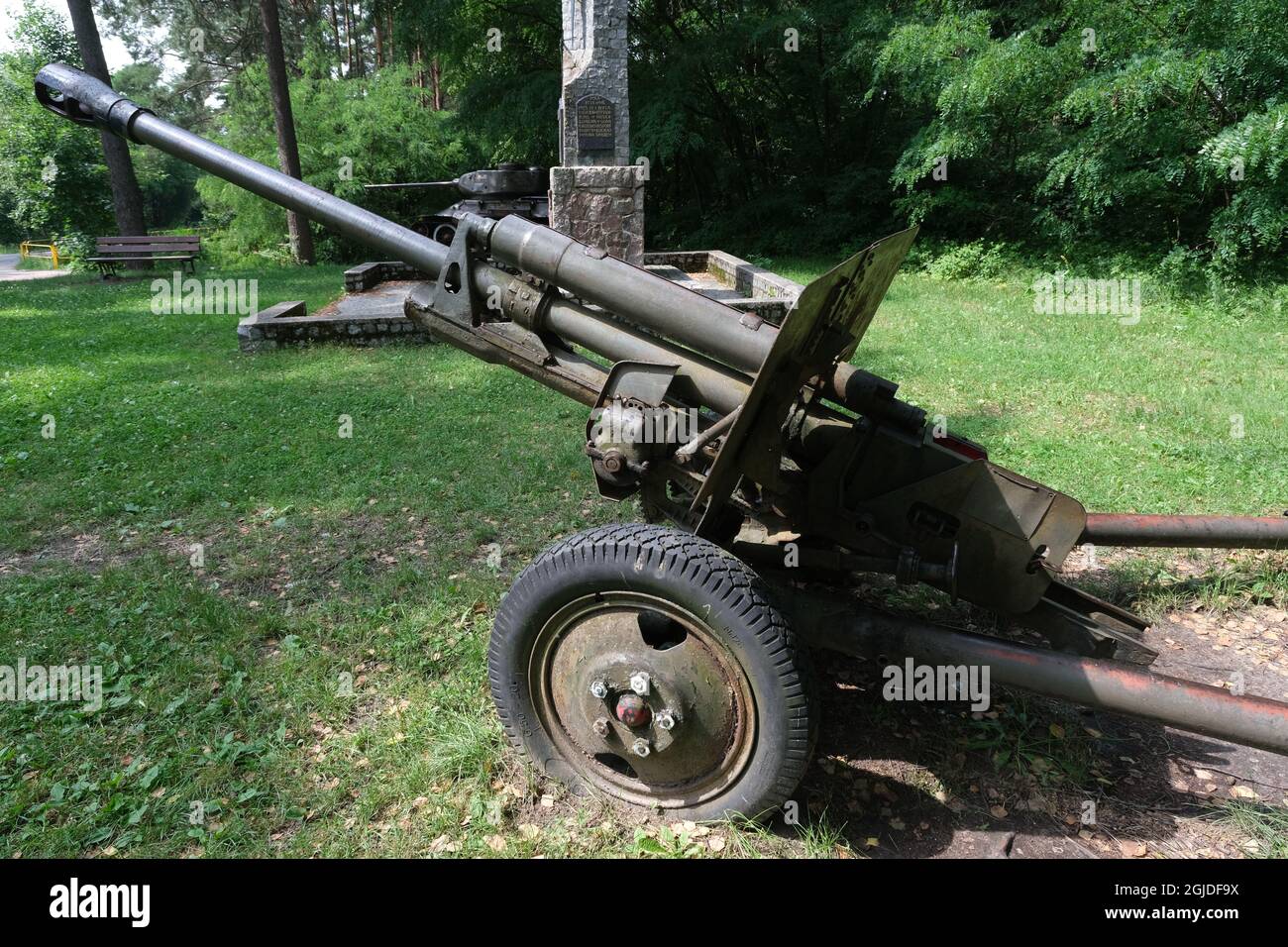 Turosn koscielna, Polonia - 14 luglio 2021: Memorial 26st Regiment fanteria LWP (Ludowe Wojsko Polskie). Un serbatoio T-34/85 e una pistola da campo M1942 da 76 mm Foto Stock