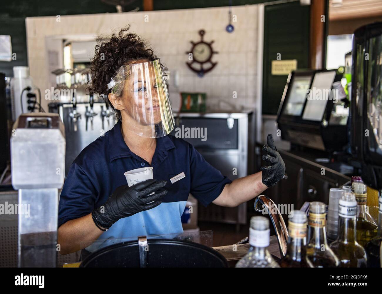 Il 3 luglio 2020 il personale indossa maschere protettive per il viso nel ristorante di uno degli hotel all inclusive sull'isola greca di Rodi. Le destinazioni turistiche in Grecia sono ancora tranquille a causa della corona pandemic, ma come il divieto di viaggio è revocato i turisti sono attesi per tornare. Foto: Peter Wixtrom / Aftonbladet / TT code 2512 Foto Stock