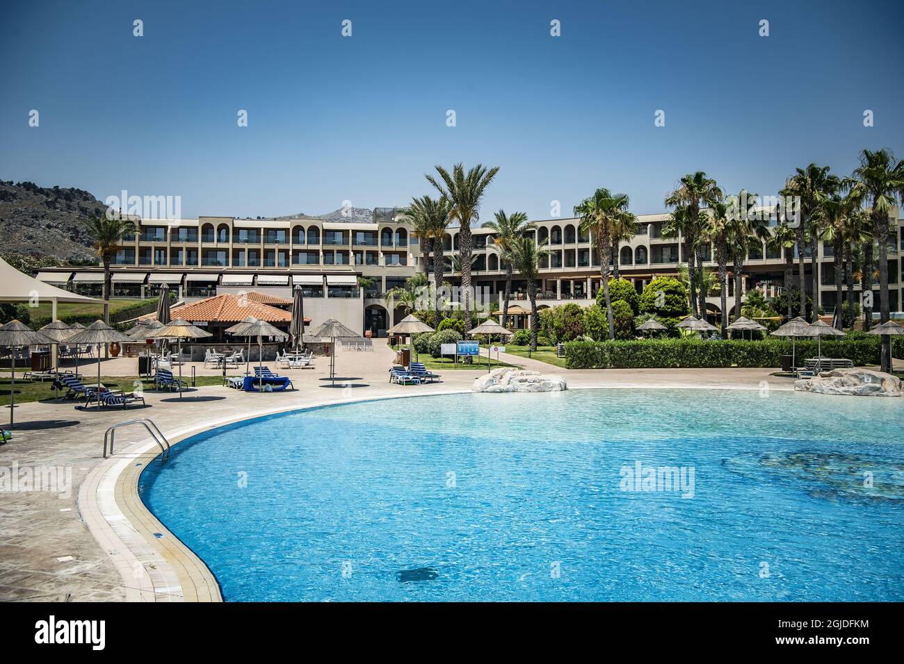 Area piscina in uno degli hotel sull'isola greca di Rodi il 3 luglio 2020. Le destinazioni turistiche in Grecia sono ancora tranquille a causa della corona pandemic, ma come il divieto di viaggio è revocato i turisti sono attesi per tornare. Foto: Peter Wixtrom / Aftonbladet / TT code 2512 Foto Stock