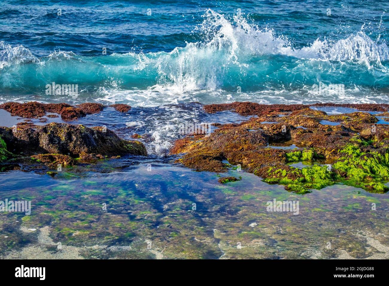 Onde che si infrangono su Hookipa Beach, Maui, Hawaii, USA. Foto Stock