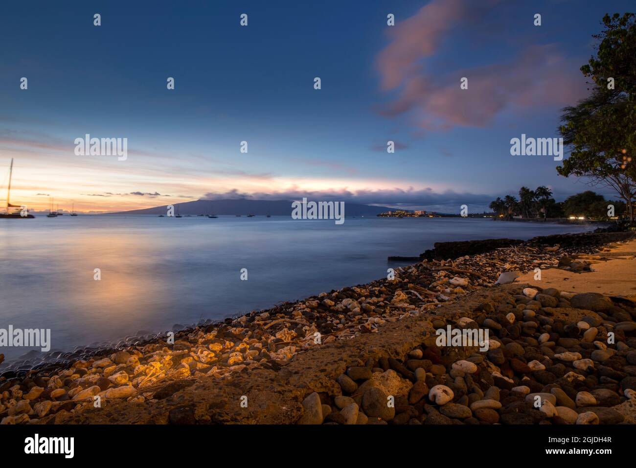 Tramonto sulla spiaggia di Maui con barche ormeggiate a Lahaina. Foto Stock