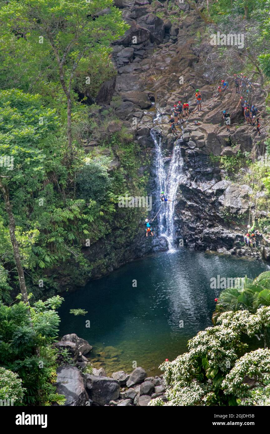 Le cascate di Puohokamoa e la piscina sono attraversate dagli scalatori. Giardino di Eden. Maui. Foto Stock