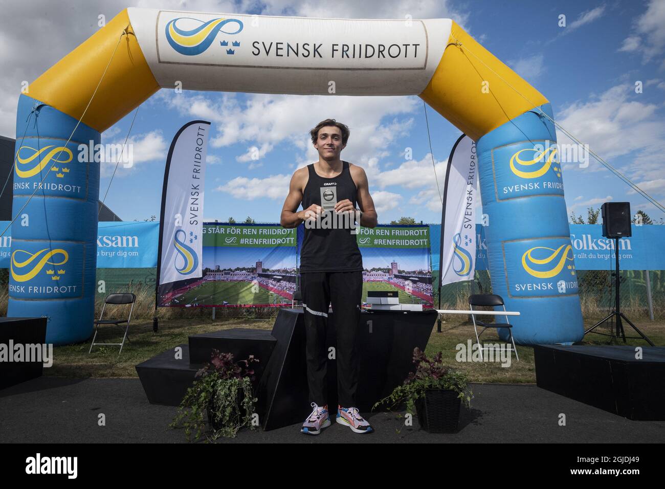 Armand Duplantis riceve un premio dalla Federazione europea per il suo record europeo durante i campionati svedesi di atletica a Uppsala, 16 agosto 2020. Foto: Naina Helén Jama / TT / code 11880 Foto Stock