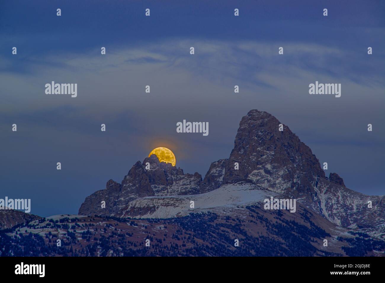 Luna piena che sorge su Grand Teton e Mount Owen come visto da Driggs, Idaho Foto Stock