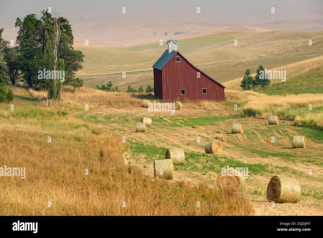 Granaio rosso e balle di grano vicino Mosca, Idaho Foto Stock