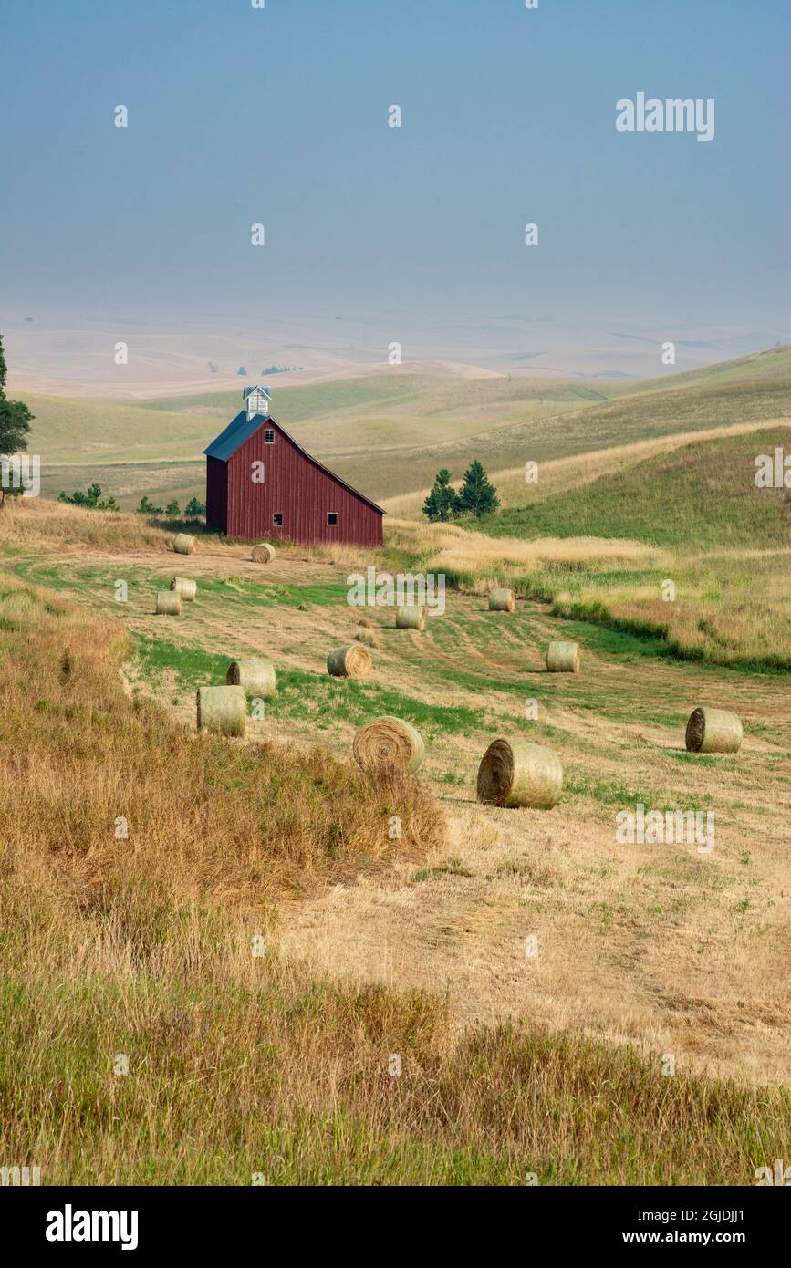 Granaio rosso e balle di grano vicino Mosca, Idaho Foto Stock