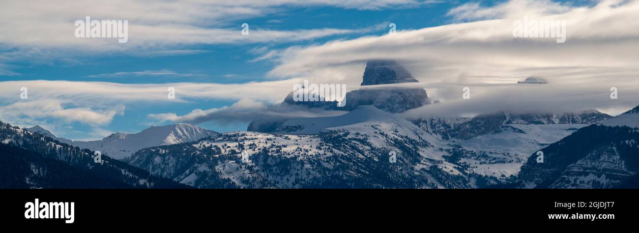 Panoramica di Grand Teton, Middle Teton e Mount Owen vista da ovest con strati di nubi. Foto Stock