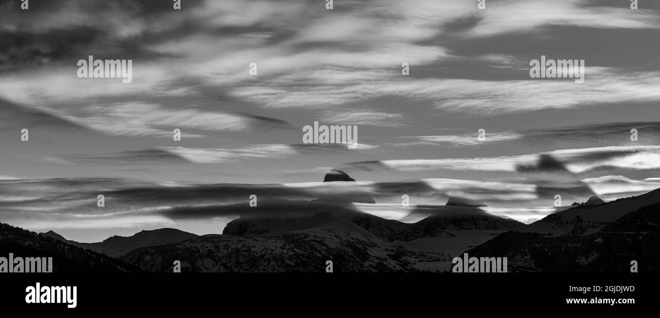 Bianco e nero panoramico di raggi crepuscolari provenienti da ovest dalle cime di Teton. Foto Stock