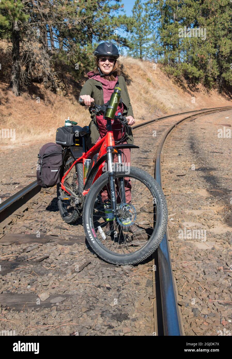 Tour dei ciclisti con eMTBs sul sentiero lungo 72 miglia del Coeur d'Alenes da Plummer a Mullan Idaho. (SIG.) Foto Stock