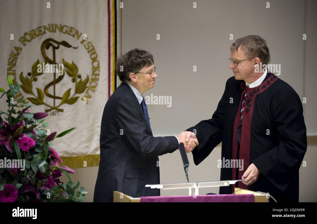 Bill Gates (L) e Professore di Sanità Internazionale Hans Rosling durante il discorso di Gates. Bill Gates ha conseguito un dottorato onorario in medicina presso il Karolinska Institutet di Stoccolma, Svezia, il 23 gennaio 2008. Bill e Melinda Gates (non presenti durante la cerimonia di conferimento) per il loro lavoro con le questioni sanitarie globali attraverso la Bill and Melinda Gates Foundation. Karolinska Institutet è una delle principali università mediche del mondo e nomina il vincitore del premio Nobel per la fisiologia o la medicina. Foto: Anders Wiklund / SCANPIX / Codice 10040 Foto Stock