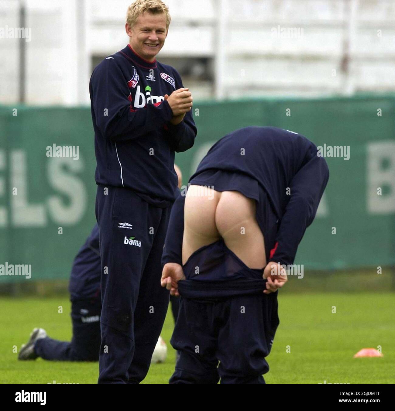 Il giocatore di Liverpool John Arne Riise (r) è stato costretto alla luna durante l'addestramento delle squadre nazionali di calcio di Nowerwegian a Bucarest, Romania.Steffen Iversen di Tottenham (l), Riise e altri dove giocare con la palla e l'affare era che chi ha lasciato la palla a terra prima avrebbe dovuto mostrare le sue spalle in pubblico Foto Stock