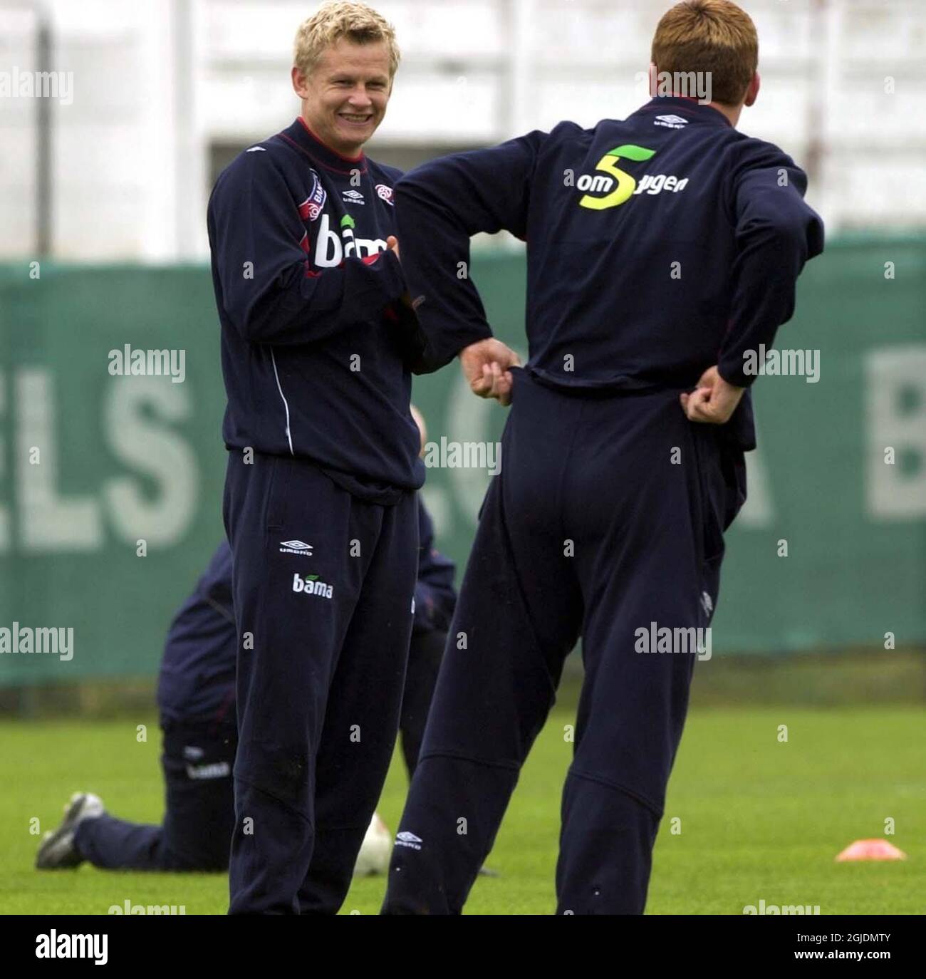 Il giocatore di Liverpool John Arne Riise (r) è stato costretto alla luna durante l'addestramento delle squadre nazionali di calcio di Nowerwegian a Bucarest, Romania.Steffen Iversen di Tottenham (l), Riise e altri dove giocare con la palla e l'accordo era che chi ha lasciato la palla a terra prima avrebbe dovuto mostrare le sue spalle in pubblico Foto Stock