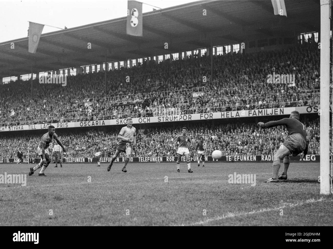STOCCOLMA 1958-06-29 Brazils PelÃ© (L) segna il traguardo del 3-1 passato da Swedens Orvar Bergmark al portiere svedese Kalle Svensson (R) durante la partita di calcio finale della Coppa del mondo FIFA allo stadio Rasunda di Stoccolma, Svezia. Il Brasile ha vinto il 5-2 ed è diventato campioni del mondo per la prima volta, Foto: Pressens Bild / TT / codice: 190 Foto Stock