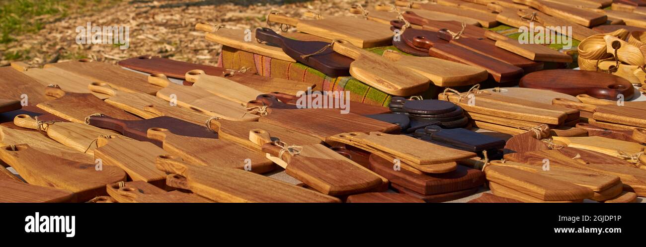 Un bancone del venditore di strada con taglieri in legno. Foto Stock