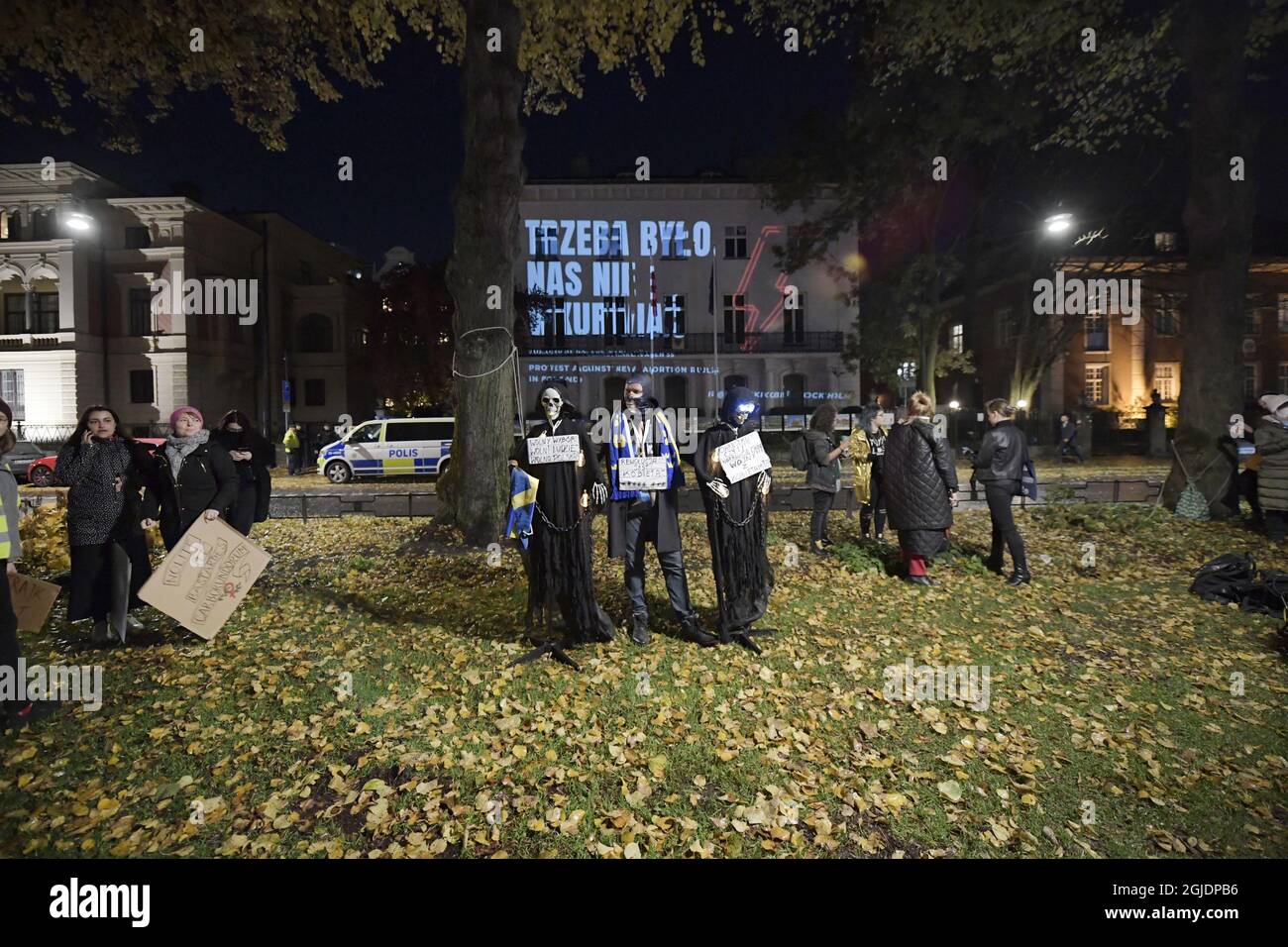Una manifestazione al di fuori dell'ambasciata polacca a Stoccolma, Svezia, il 28 ottobre 2020, contro l'inasprimento della legge sull'aborto in Polonia. Foto: Amir Nabizadeh / TT code12040 Foto Stock