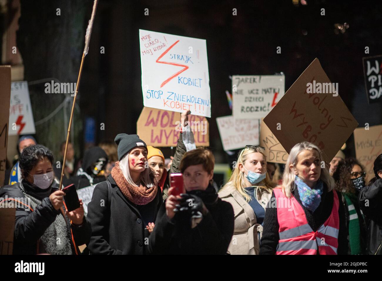 Una manifestazione al di fuori dell'ambasciata polacca a Stoccolma, Svezia, il 28 ottobre 2020, contro l'inasprimento della legge sull'aborto in Polonia. Foto: Amir Nabizadeh / TT code12040 Foto Stock