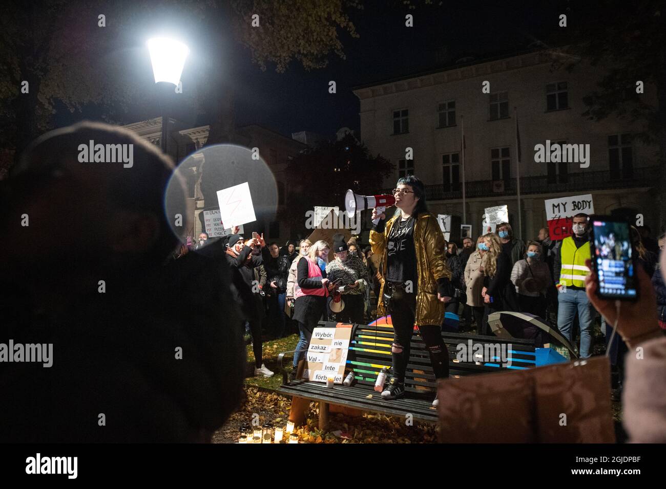 Una manifestazione al di fuori dell'ambasciata polacca a Stoccolma, Svezia, il 28 ottobre 2020, contro l'inasprimento della legge sull'aborto in Polonia. Foto: Amir Nabizadeh / TT code12040 Foto Stock