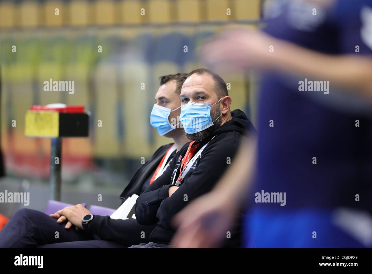 GOTHENBURG 20201105 allenatori rumeni Dan Rares Fortuneanu e Adrian Danut durante il campionato europeo maschile di qualificazione del pallamano gruppo 8 fase 2 tra Svezia e Romania al Partille Arena Giovedì 5 Novembre 2020. Foto Adam IHSE / TT Kod 9200 *SWEDEN OUT* Foto Stock