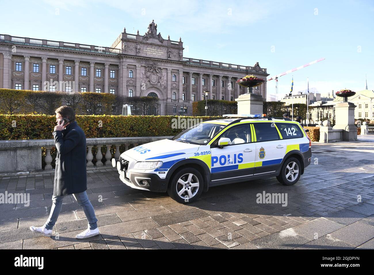 Forze di polizia svedesi in allerta nazionale al di fuori di Riksdagen a Stoccolma, Svezia, il 06 novembre 2020, dopo una serie di attentati terroristici in Europa. Anche se il livello di minaccia terroristica della nazione rimane invariato, lo scopo è, tra l’altro, essere in grado di agire rapidamente in caso di un possibile attacco terroristico. Foto: Claudio Bresciani / TT / code 10090 Foto Stock