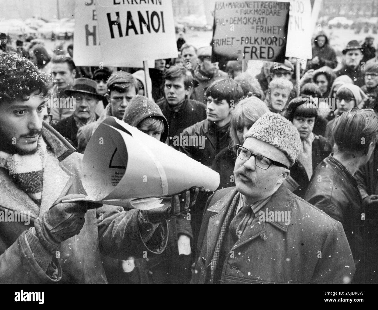 Stoccolma 1966-03-26 l'autore svedese Jan Myrdal parla ai manifestanti in una manifestazione in Vietnam a Medborgarplatsen, Stoccolma 26 marzo 1966. ************* Forfattaren Jan Myrdal talar till manifestanterna vid en Vietnamdimostration pa Medborgarplatsen Photo: SVD / TT / kod 12014 Foto Stock