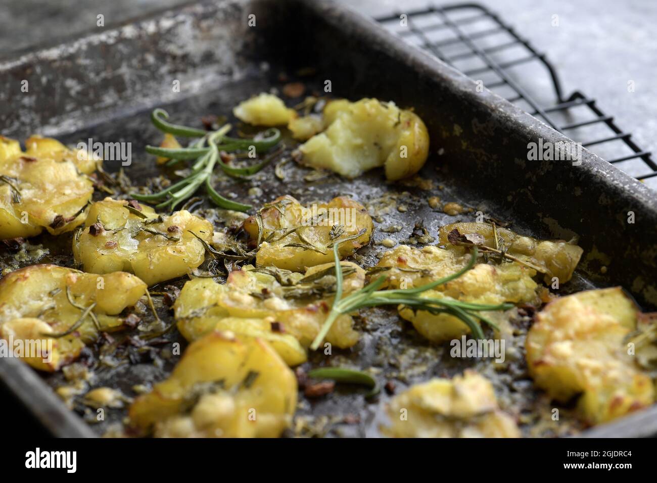 Patate arrosto al rosmarino con formaggio Vasterbotten. Foto Janerik Henriksson / TT code 10010 Foto Stock