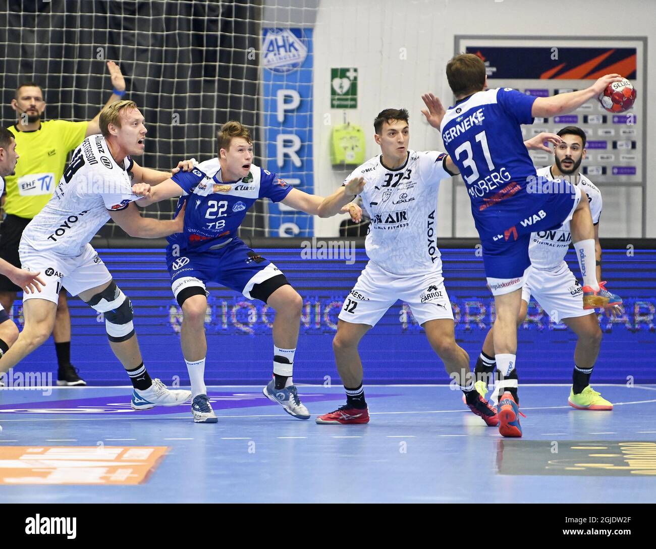 Alingsas 2020-12-08 EHF European League Alingsas HK - Montpellier HB 21–32 William Andersson Moberg salta in faccia e cade a testa nel terreno e colpisce la testa sul pavimento e deve lasciare Foto Tommy Holl / TT Codice 2391 Foto Stock