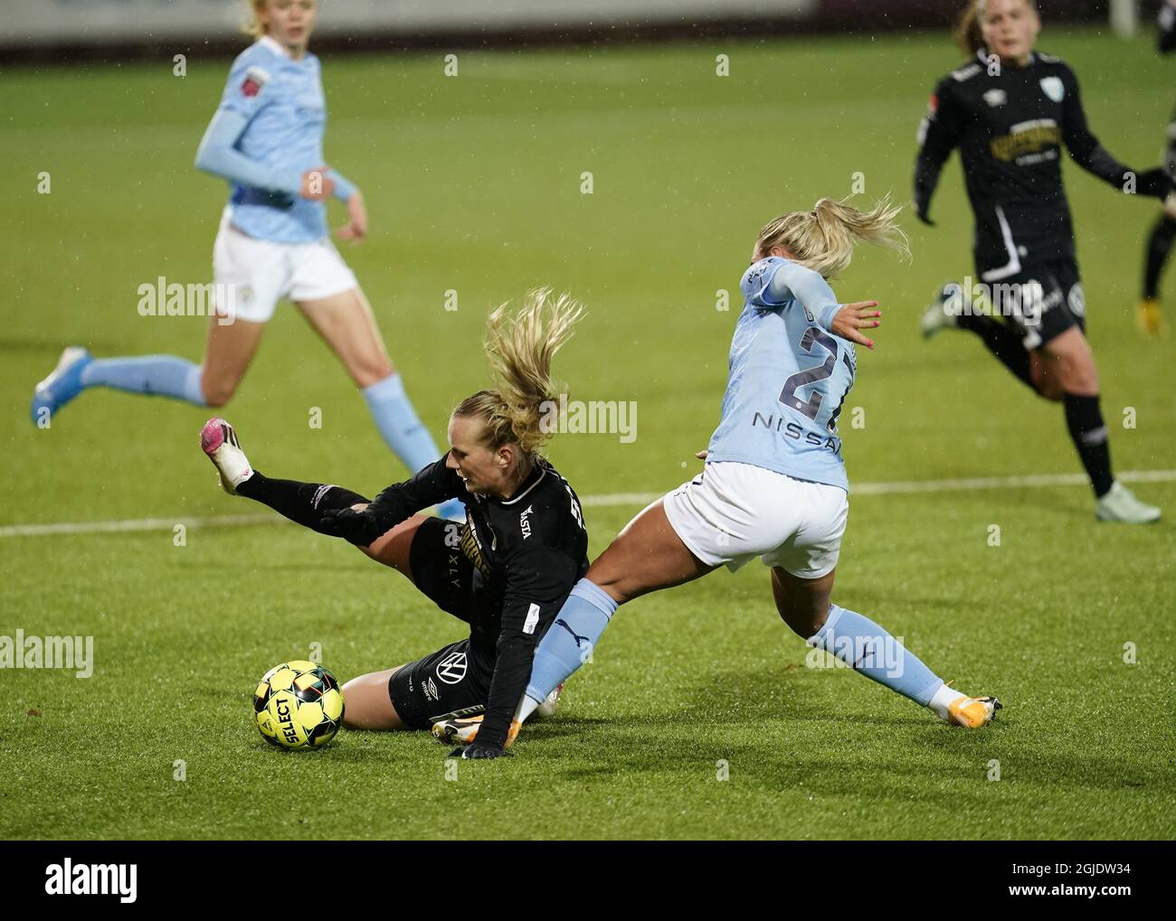 Stina Blackstenius (L) di Gothenburg e Alex Greenwood di Manchester combattono per la palla durante il round femminile della partita di calcio della Champions League del 32 1° tappa tra Gothenburg e Manchester City WFC alla Vallhalla Arena. Foto Bjorn Larsson Rosvall / TT kod 9200 *SVEZIA FUORI* Foto Stock